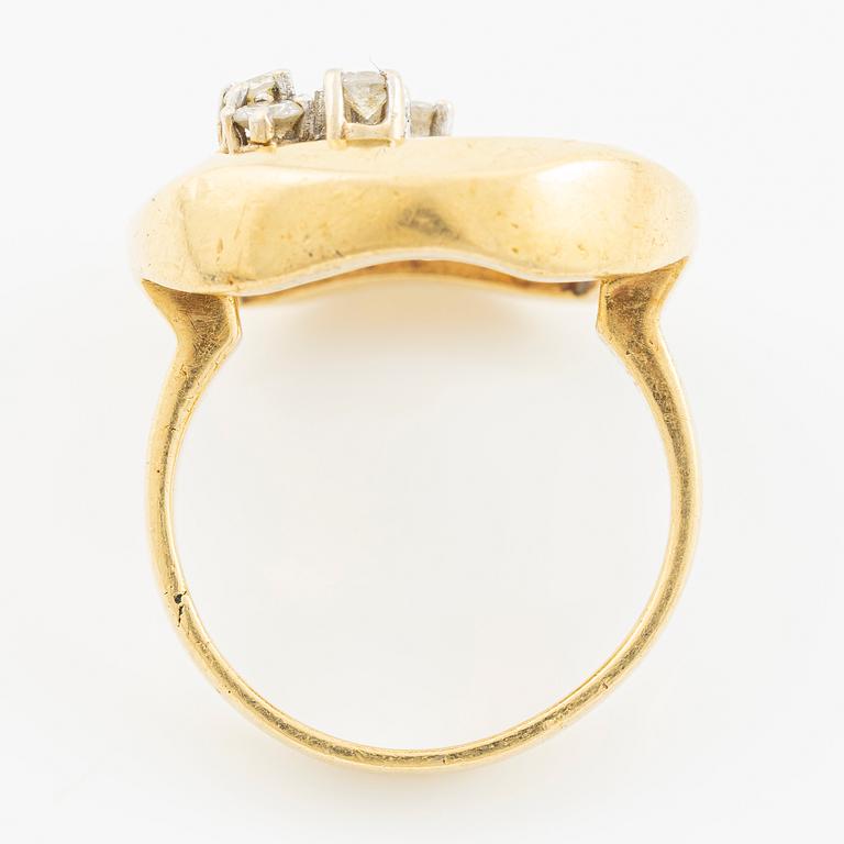 Ring in 18K gold set with round brilliant-cut diamonds.