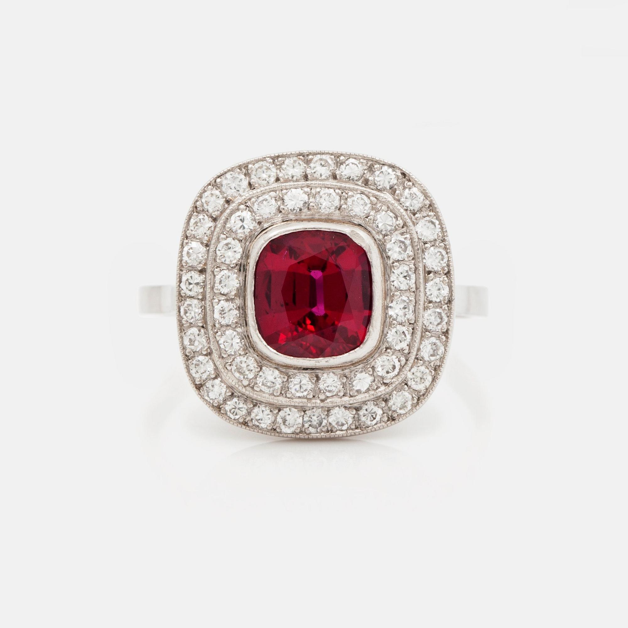 RING med rubin 1.33 ct samt diamanter totalt 0.50 ct.