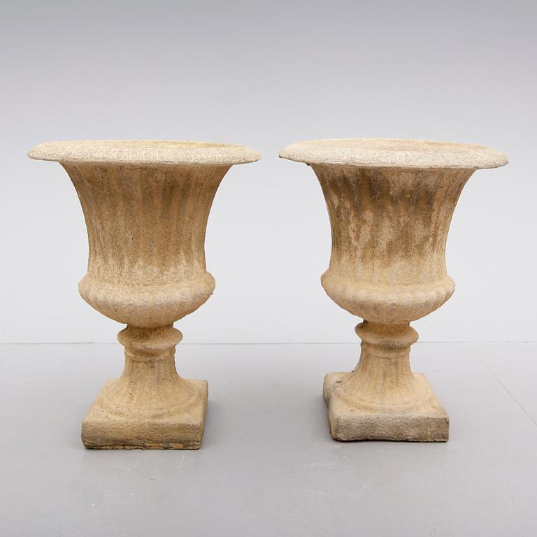 TRÄDGÅRDSURNOR, 1 par, stenmassa, samtida.