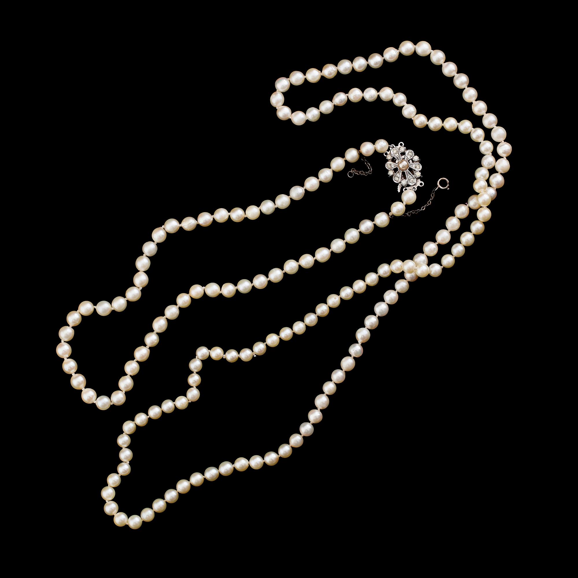 PÄRLCOLLIER, 2 st, odlade doserade pärlor, 1900-talets andra hälft.