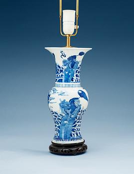 1568. A blue and white vase, Qing dynasty, 19th Century.