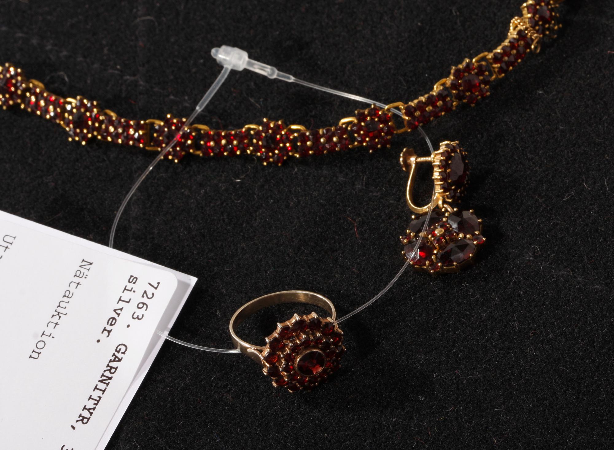 GARNITYR, 3 delar. Bl a silver.