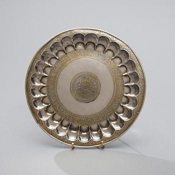 TALLRIK, silver samt förgyllt silver, Indien, 1800-tal. Vikt ca 279 g.