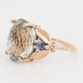 RING, med grön checkerslipad prasiolit, safirer och diamanter.