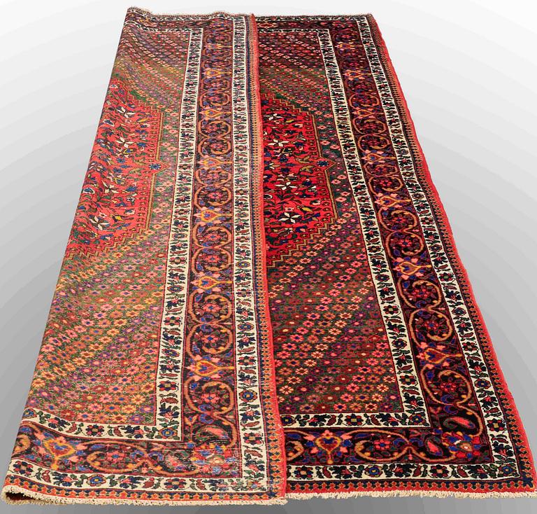 A carpet, Semi-antique Baktiari, ca 303 x 170 cm.