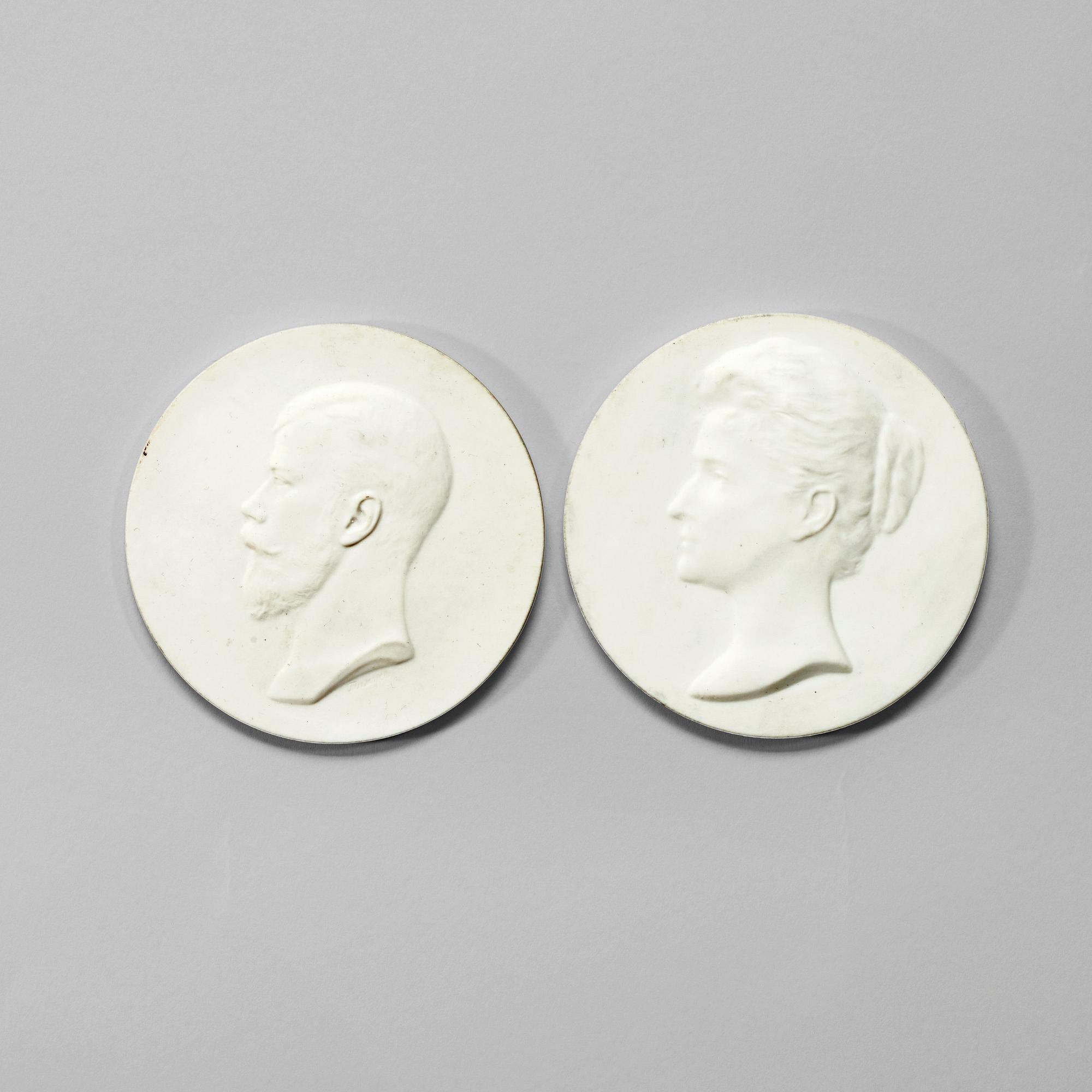 PLAKETTER, två stycken, biskvi. Kejserliga porslinsmanufakturen, period Nicolaus II, August Karlovich, Timus, 1865-1943.