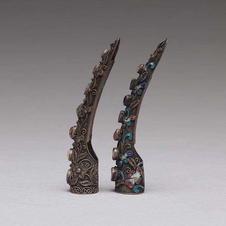 NAGELSKYDD, två stycken, vitmetall och stenar. Qingdynastin, 1800-tal.