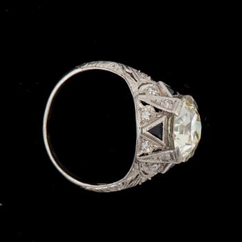 RING med gammalslipad diamant ca 2.95 ct, kvalitet ca N-P/VS. omgärdad av små diamanter samt safirer.