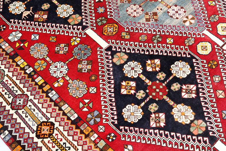 A Qashqai carpet, approx. 290 x 216 cm.