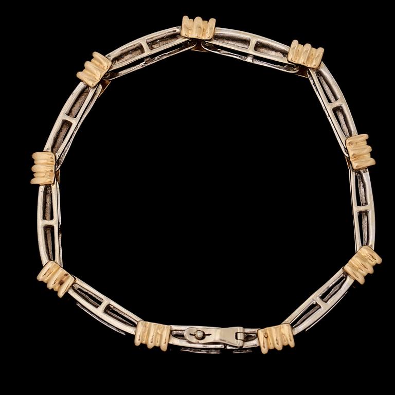ARMBAND, 14k guld och vitguld med prinsesslipade diamanter, totalt ca 4.0 ct. Vikt 20 g.