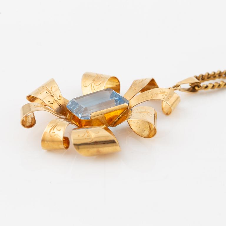 Pendant Stigbert 18K gold with blue stone, chain in yellow metal.