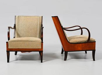 FÅTÖLJER, ett par, tillskrivna Erik Chambert, 1920/30-tal.