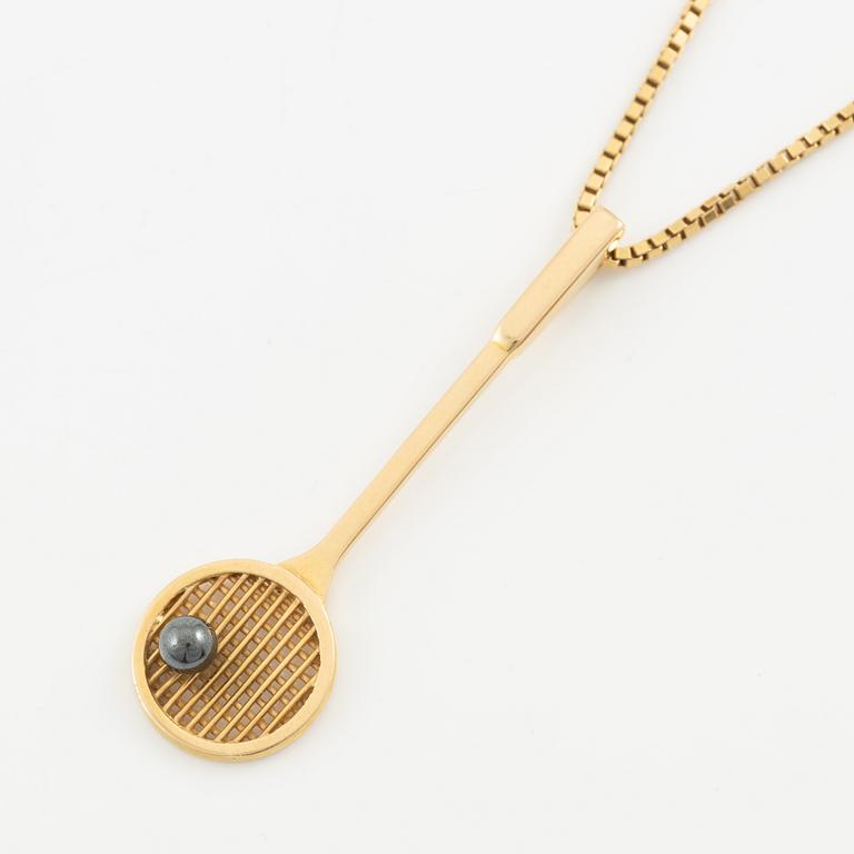 Chain with pendant, in the shape of a squash racket, 18K gold.