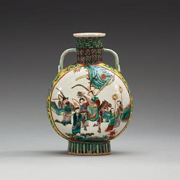 1655. A famille verte moon flask, late Qing dynasty (1644-1912), with Xuande four character mark.