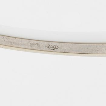 18K white gold bangle with round brilliant-cut diamonds.