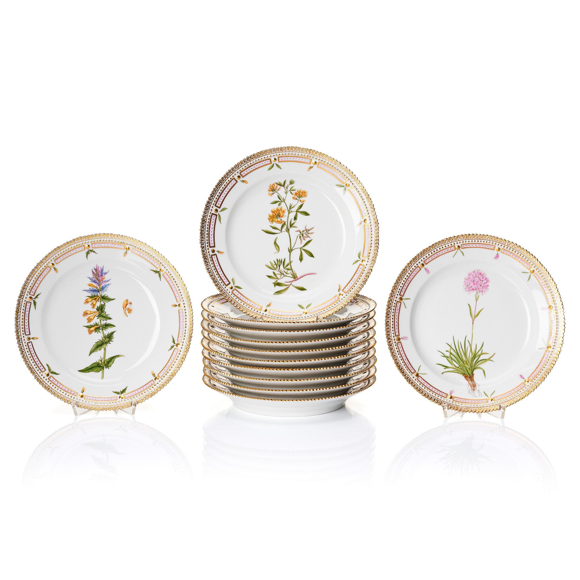 Assietter, 12 stycken, porslin. "Flora Danica", Royal Copenhagen, Danmark, 1900-tal.