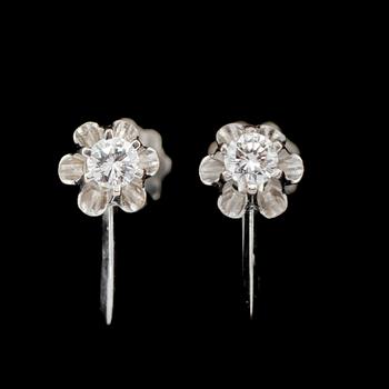 ÖRHÄNGEN, ett par, 18k vitguld, med vardera en briljantslipad diamant, tot 0.4 ct, 1900-talets tredje kvartal. Vikt 2 g.