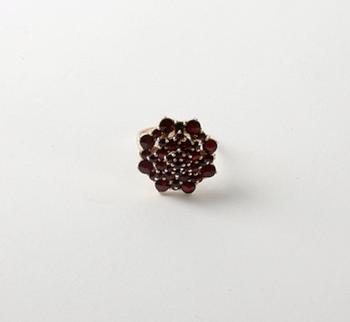 GARNITYR MED GRANATER, 3 delar,
förgyllt silver.