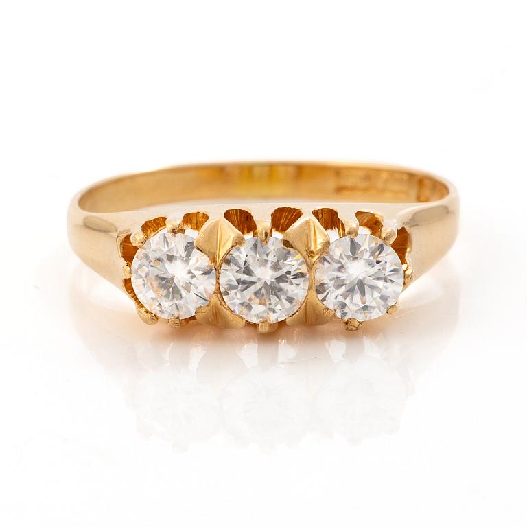 18K gold ring with three brilliant-cut diamonds.
