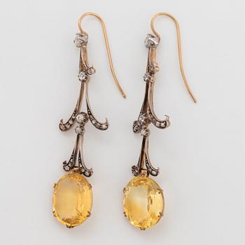 Ett par örhängen 14K guld och silver med fasettslipade citriner och runda briljant- och gammalslipade diamanter.
