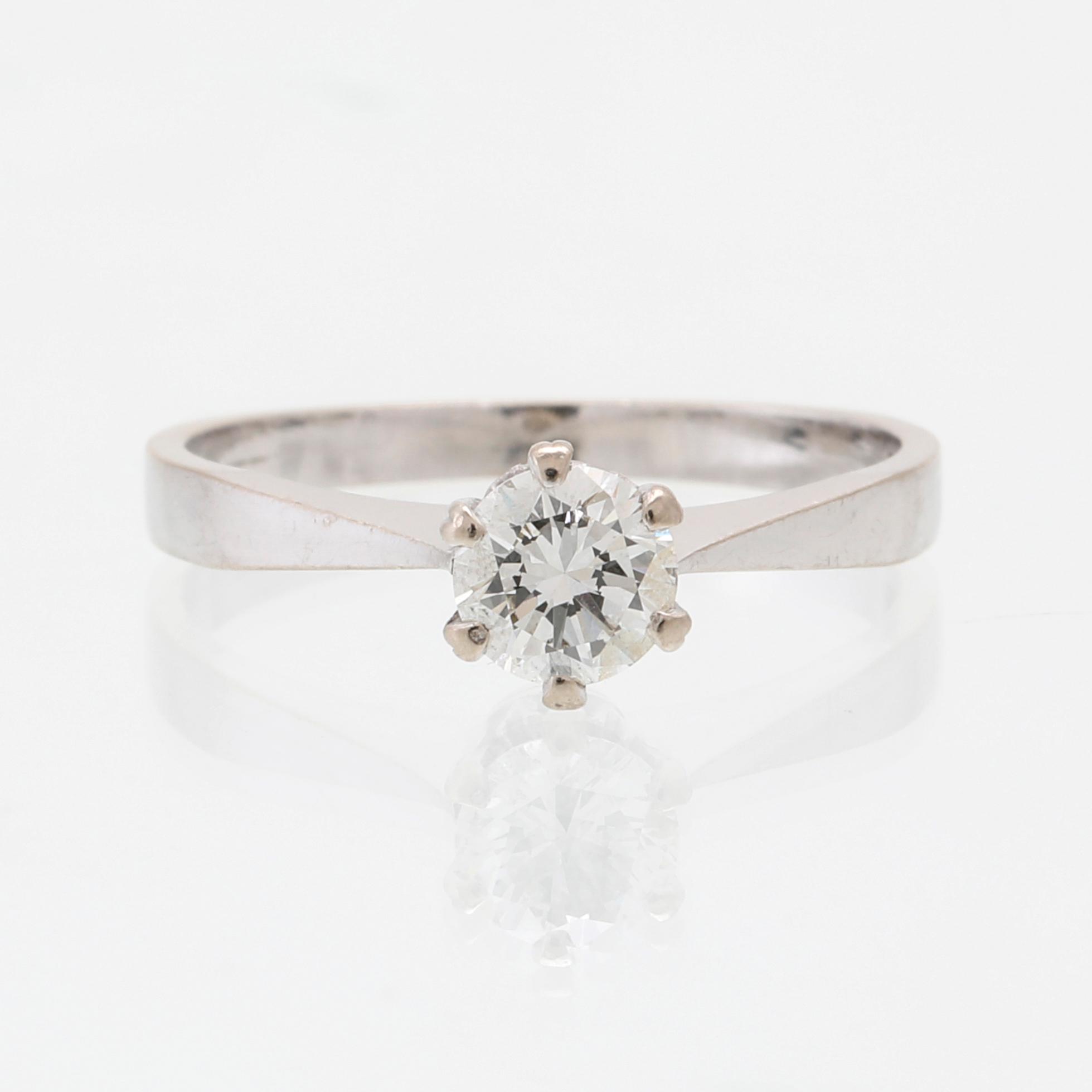 Ring solitär 18K vitguld med en rund briljantslipad diamant.