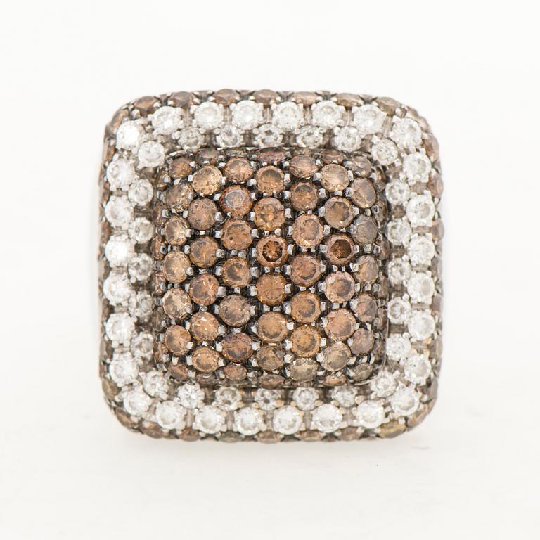 A RING, brown and colourless diamonds, 18K white gold. Gio, Italy.