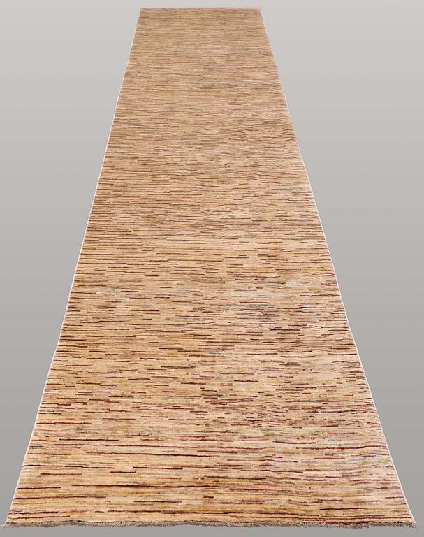 A Zeigler design runner, ca 437 x 100 cm.