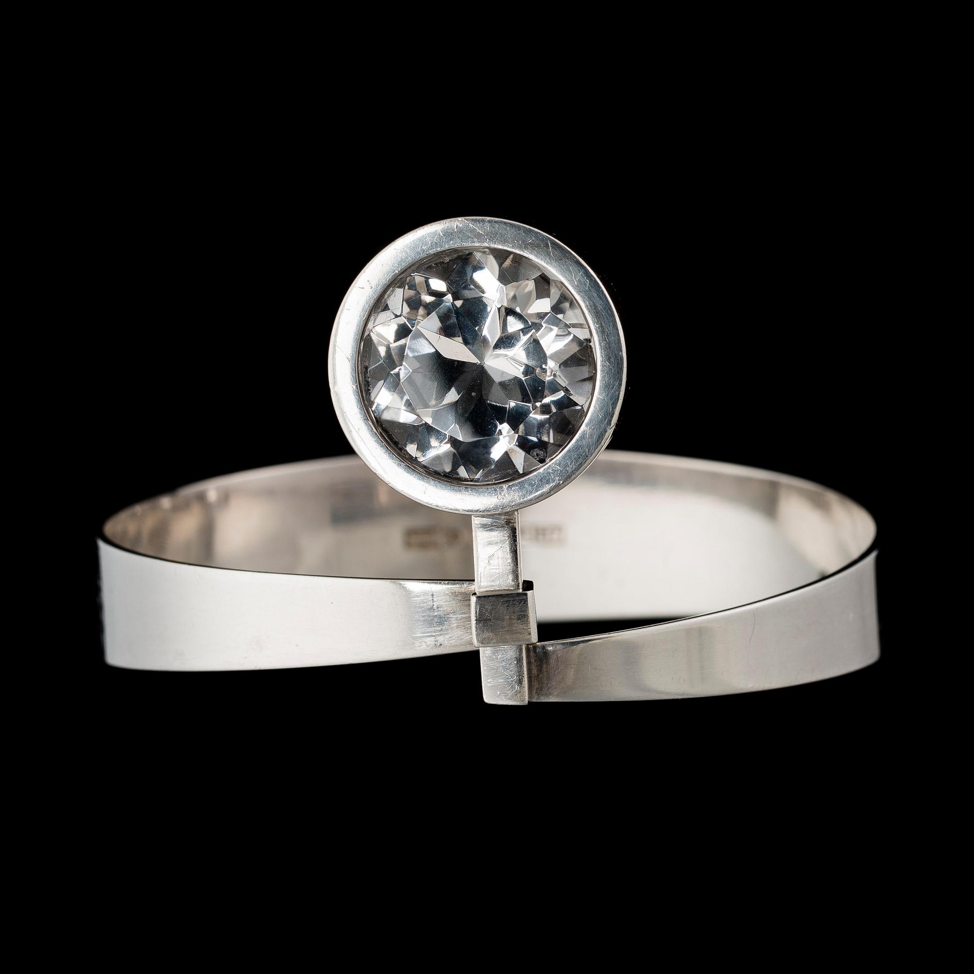 ELIS KAUPPI, armring, silver, fasettslipad bergskristall. Kupittaan Kulta, Åbo 1965.