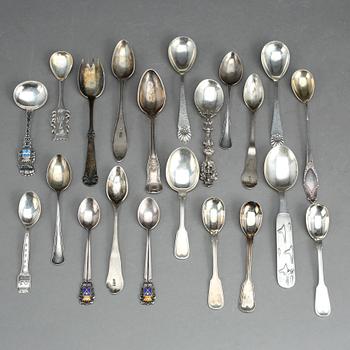 PARTI BESTICK, 38 delar, silver, första hälft 1900-talets. Längd av strösked 18 cm. Total vikt ca 1006 g.