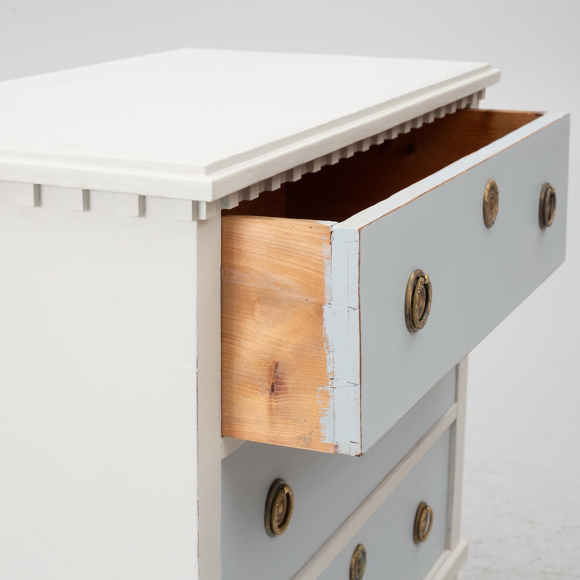 A chest of drawers, first half of the 20th Century.