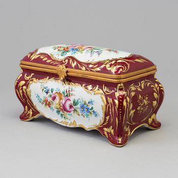 A LIMOGES PORCELAIN BOX, MID 20TH CENTURY.