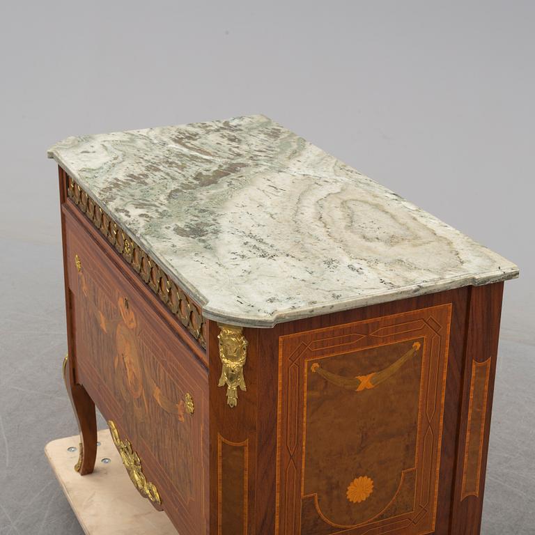 BYRÅ, gustaviansk stil, 1900-talets första kvartal.