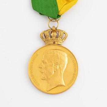 A Swedish gold medal, Kungliga Patriotiska Sällskapet, in case.with ribbon, 1942.