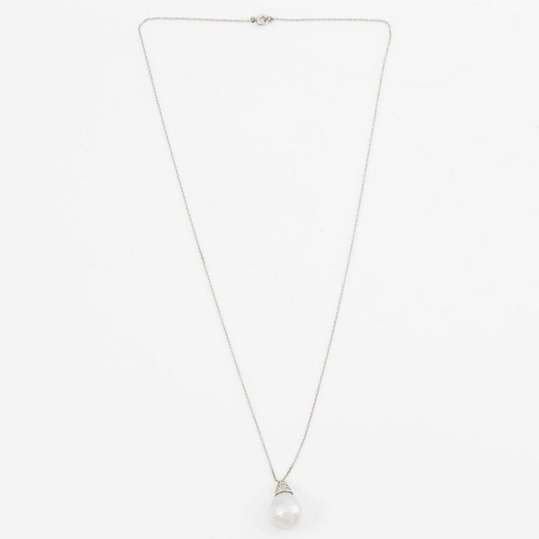 Necklace in platinum with a drop-shaped cultured pearl and brilliant-cut diamonds.