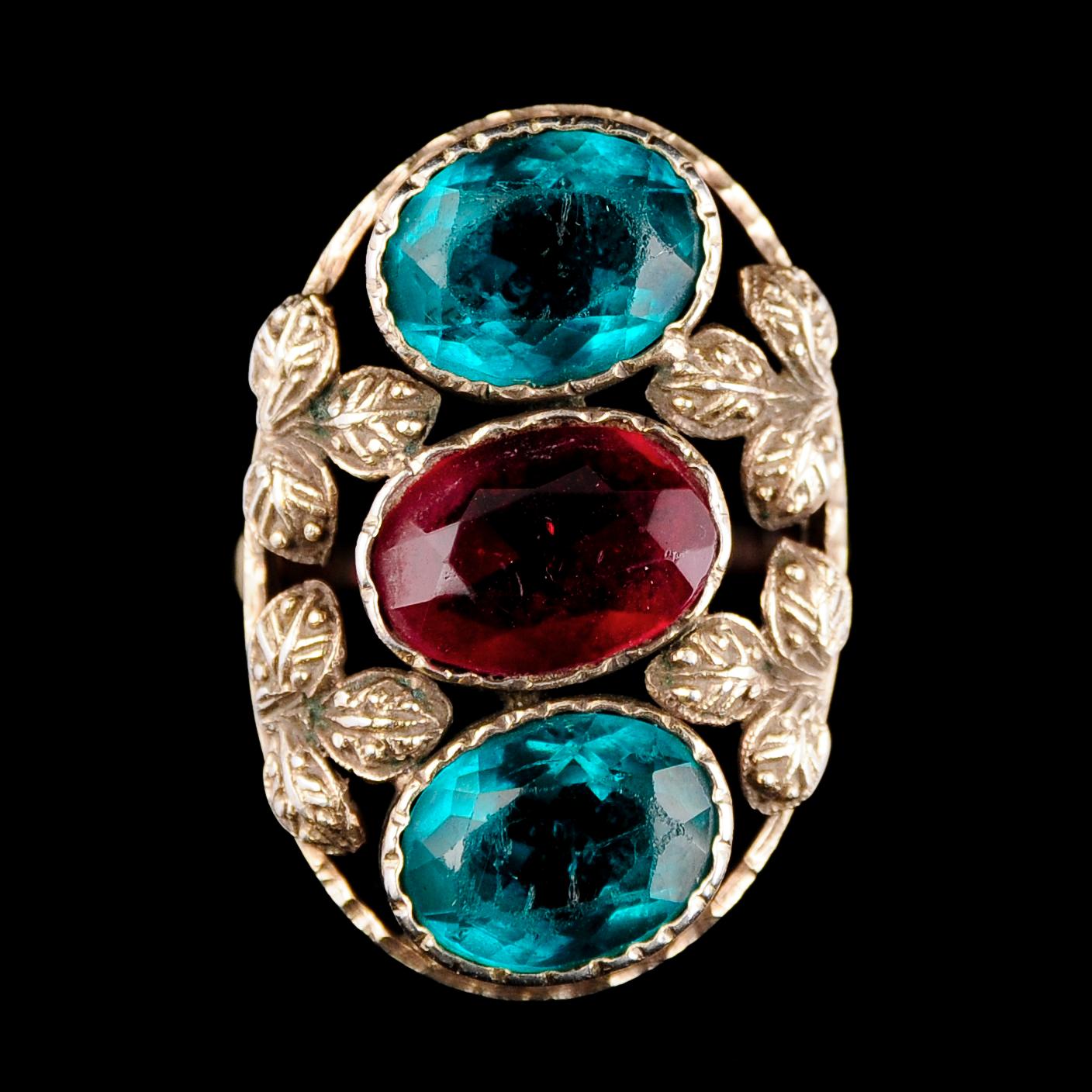 RING, silver, otydliga svenska stämplar, med röd och gröna stenar.