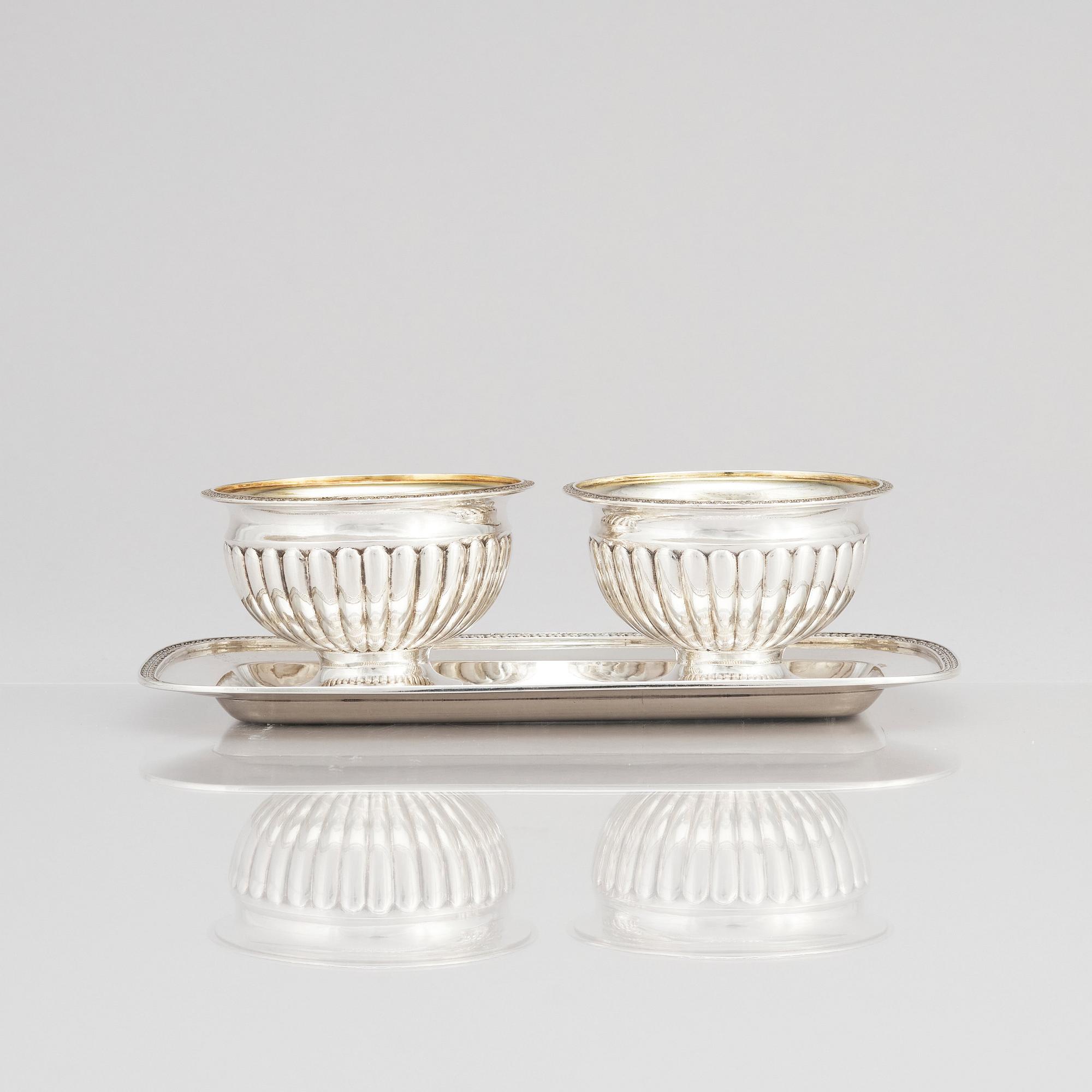 Anders Lundqvist, geléskålar, ett par samt ställning, delvis förgyllt silver, Stockholm 1817. Empire.