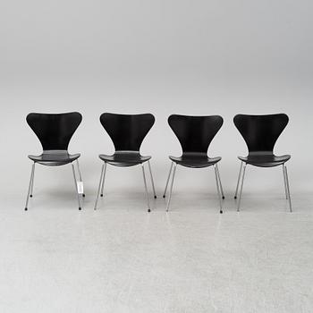 Four 'serie 7 chairs' by Arne Jacobsen for Fritz Hansen.