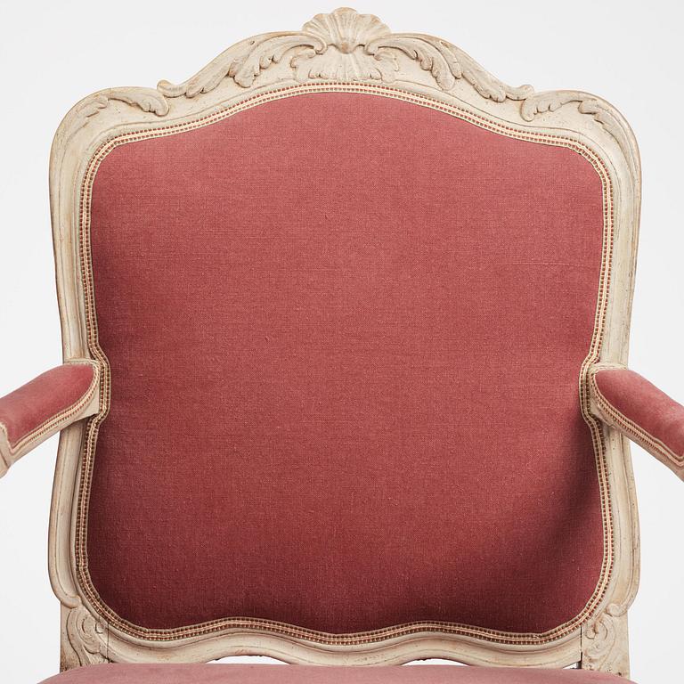 A large pair of Swedish Rococo armchairs in the manner of O Höglander (1750-1765).