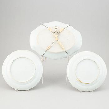 A blue and white export dish and two famille rose dinner plates, Qing dynasty 18th/19th Century.