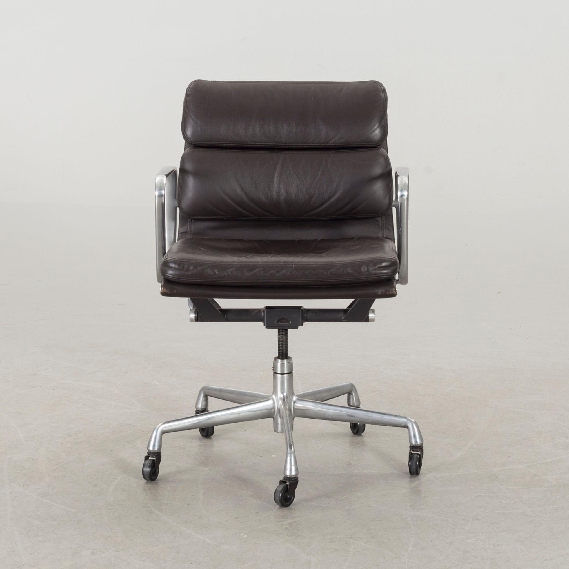 CHARLES & RAY EAMES, skrivbordsstol, "Soft pad chair". Herman Miller omkring 2000.