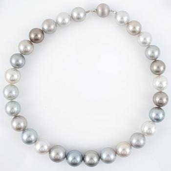 A cultured Tahiti pearl necklace. Ø 15.1 - 17.1 mm.