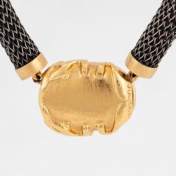 OLE LYNGGAARD, collier i oxiderat silver, lås i form av skalbagge 18K guld med två briljantslipade diamanter.