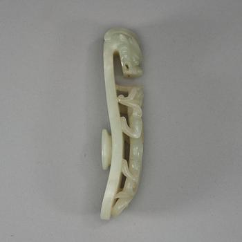 A pale celadon carved nephrite belt hook, Qing dynasty (1644-1912).