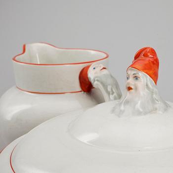 GRÖTSKÅL MED LOCK samt KANNA, porslin, Göteborg. 1900-talets första hälft.