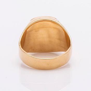 Klackring, 18K guld, onyx ca 10 x 10 mm, total vikt 10,5 g.