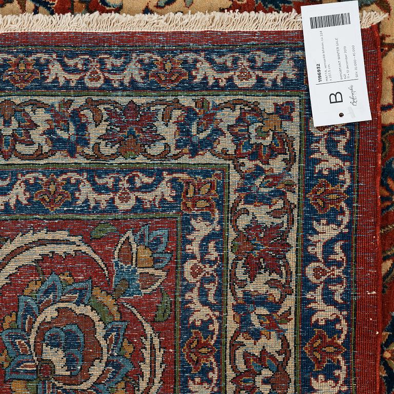 A CARPET, a semi-antique Esfahan, ca 334 x 237,5 cm.