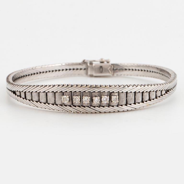 Brilliant-cut diamond and 18K white gold bracelet.