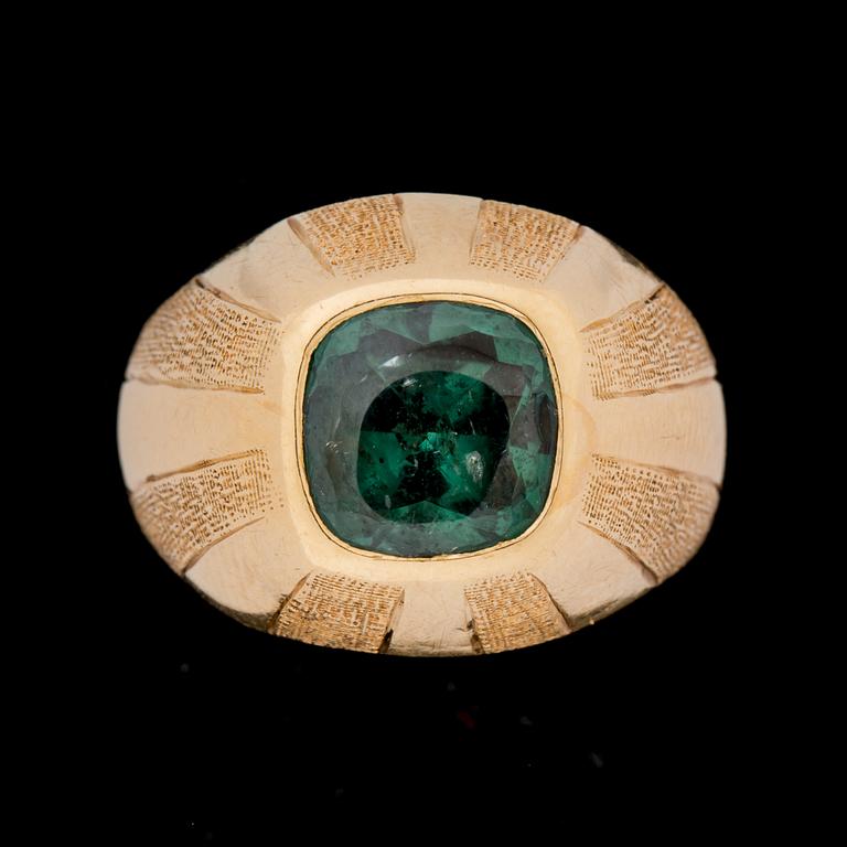 RING, 18 k guld med grön sten, Petterssons , Stockholm, 1955. Vikt ca 4 g.