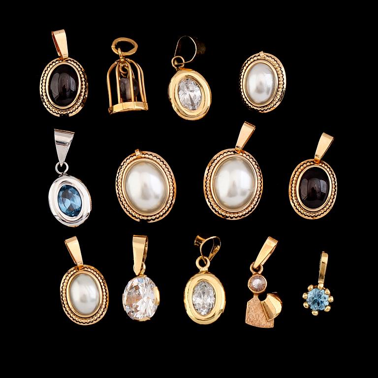HÄNGEN, 13 st, 18 k guld med olika stenar och pärlemor. Total vikt ca 6 gram.