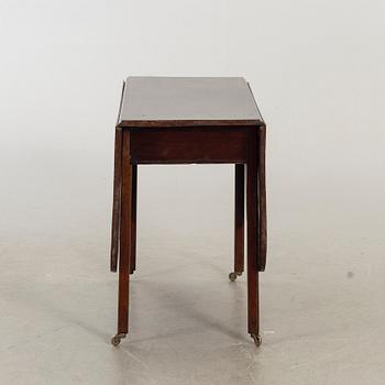 A probably english 19th century flap table.